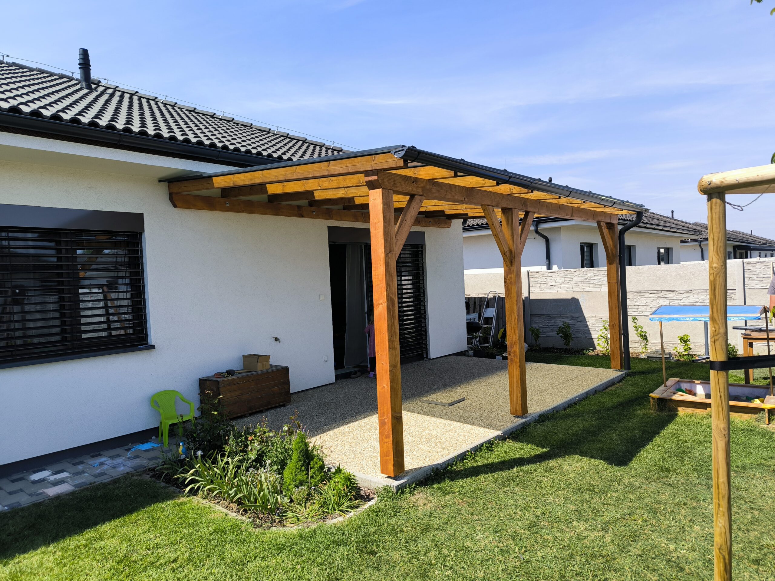 Pergola alebo prístrešok k domu